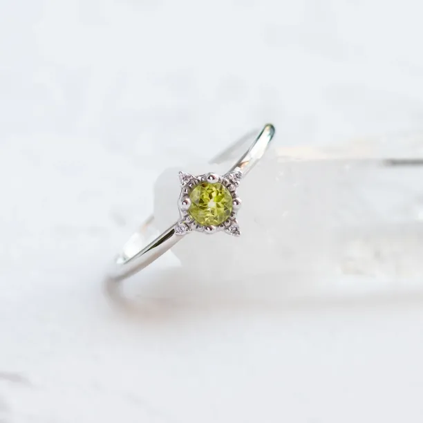 Engagement ring with peridot and diamonds OLIVKA Image