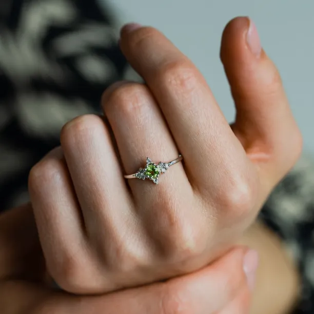 Gold ring with peridot and diamonds CERIGNOLA Image