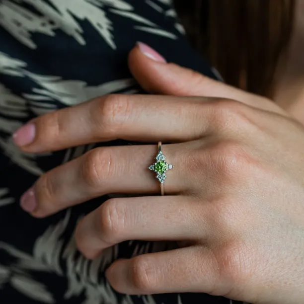 Gold ring with peridot and diamonds CERIGNOLA Image