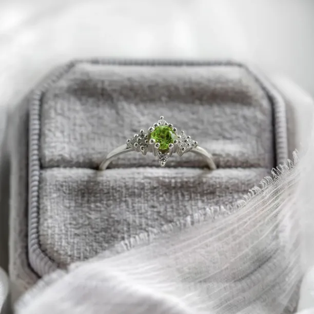 Gold ring with peridot and diamonds CERIGNOLA Image