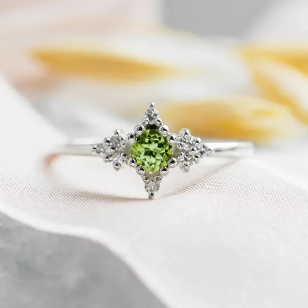 Gold ring with peridot and diamonds CERIGNOLA Image