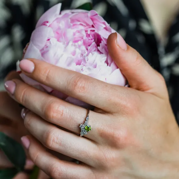 Cluster ring with peridot and diamonds GOOSEBERRY Image