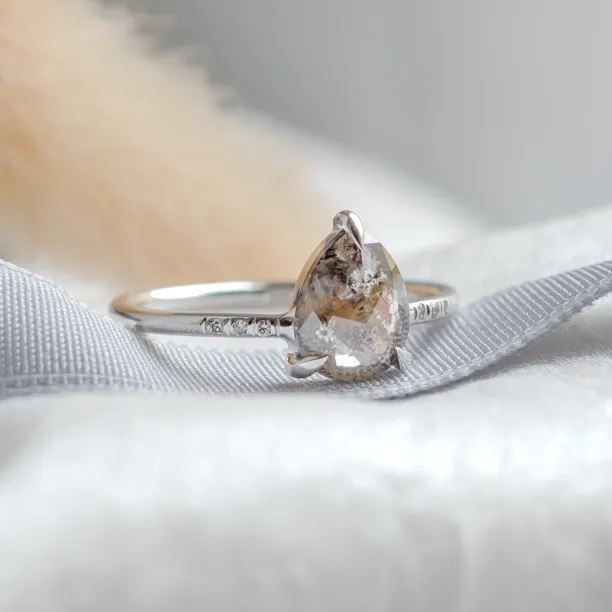 Elegant ring with pear salt and pepper diamond and side diamonds CILLIAN Image