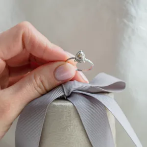 Elegant ring with pear salt and pepper diamond and side diamonds CILLIAN Thumbnail