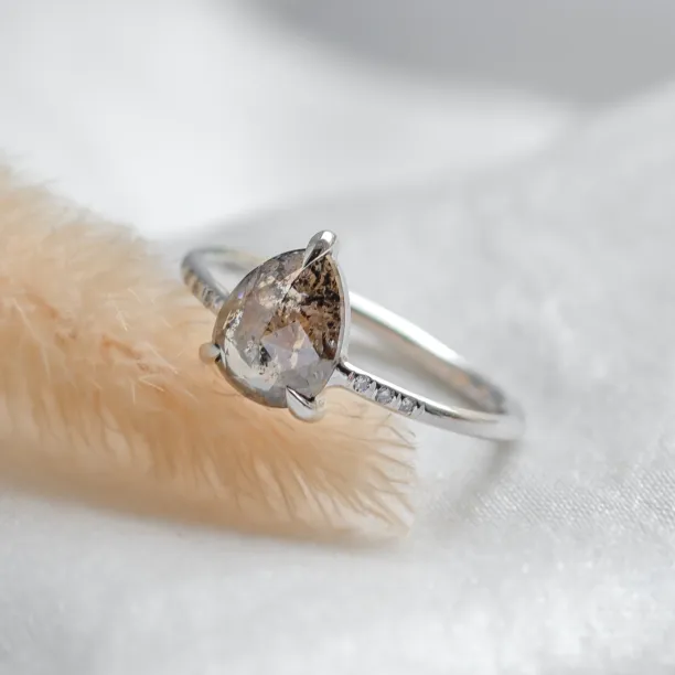 Elegant ring with pear salt and pepper diamond and side diamonds CILLIAN Image