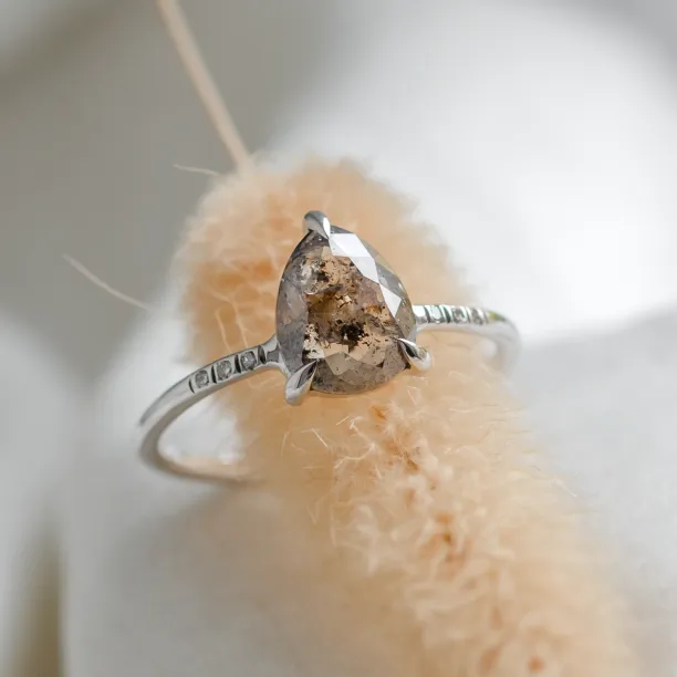 Elegant ring with pear salt and pepper diamond and side diamonds CILLIAN Image