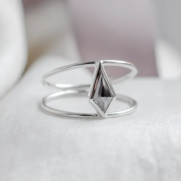 Gold double ring with salt and pepper diamond GRAINNE Image