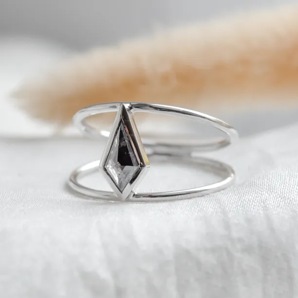 Gold double ring with salt and pepper diamond GRAINNE Image