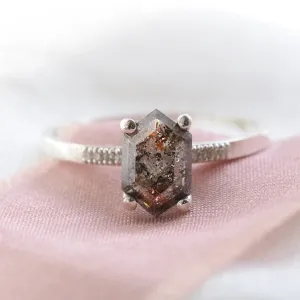 Gold ring with hexagon salt´n´pepper diamond NIAMH