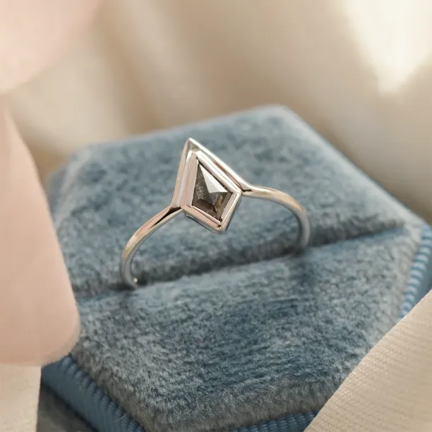 Non-traditional ring with kite salt'n'pepper diamond GIRALDA Image