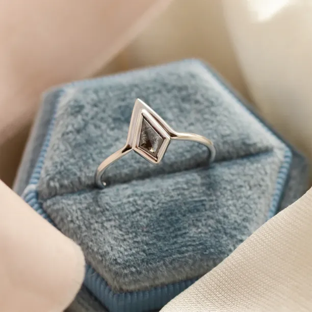 Non-traditional ring with kite salt'n'pepper diamond GIRALDA Image