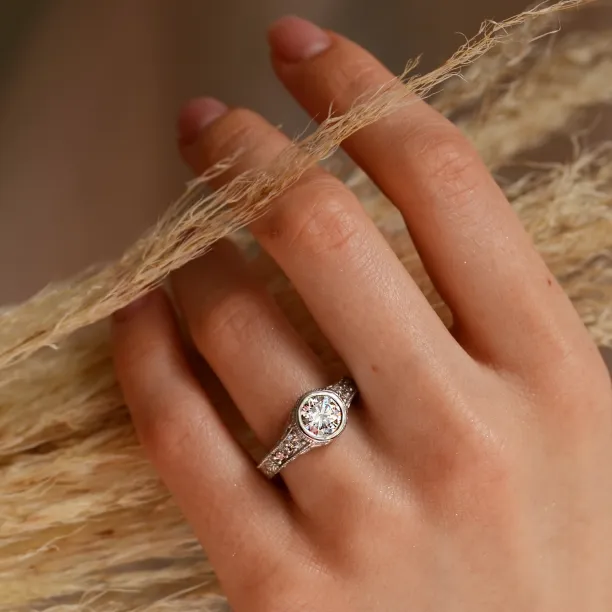 Vintage ring with moissanite and diamonds SOLA Image