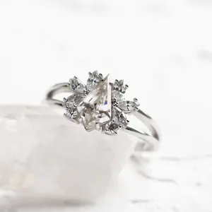 Vintage engagement ring in gold with moissanites THEODORE Thumbnail