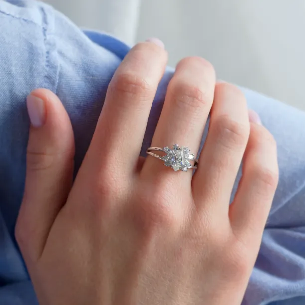 Vintage engagement ring in gold with moissanites THEODORE Image