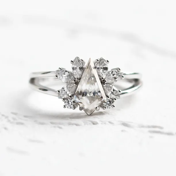 Vintage engagement ring in gold with moissanites THEODORE Image