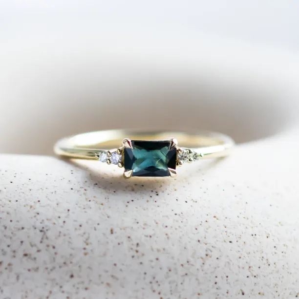 Modern ring with emerald sapphire and diamonds EUDE Image