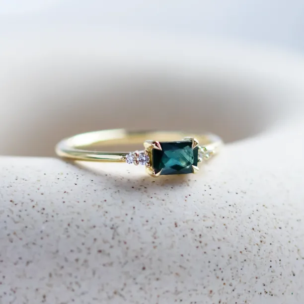 Modern ring with emerald sapphire and diamonds EUDE Image