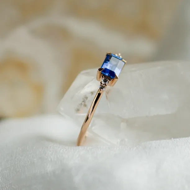 Modern ring with emerald sapphire and diamonds EUDE Image