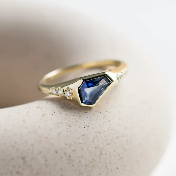 Atypical ring with asymmetric sapphire and diamonds ELOWEN Image