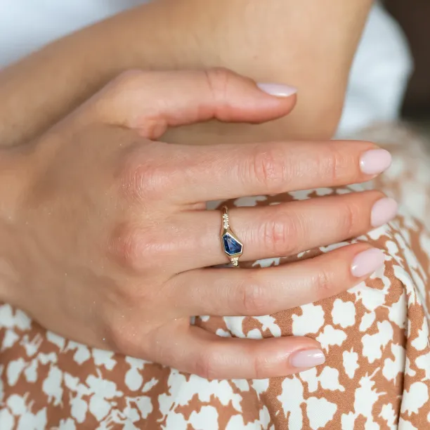 Atypical ring with asymmetric sapphire and diamonds ELOWEN Image