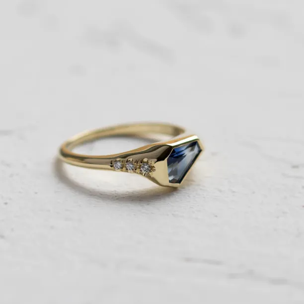 Atypical ring with asymmetric sapphire and diamonds ELOWEN Image