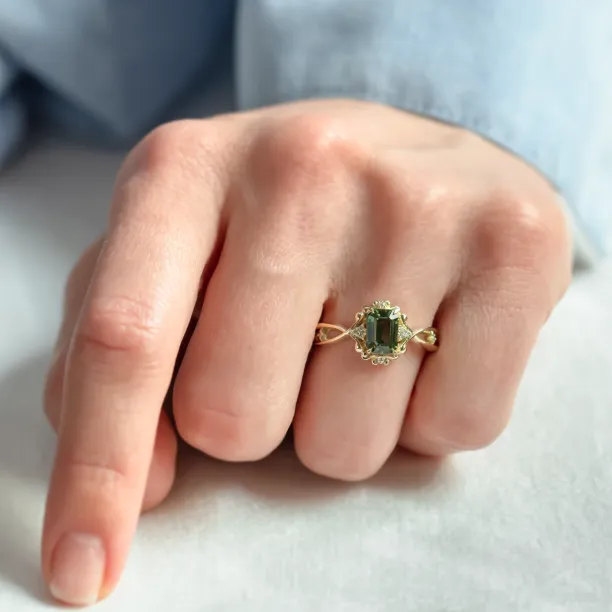 Unique vintage gold ring with green sapphire and diamonds BAROQUE Image