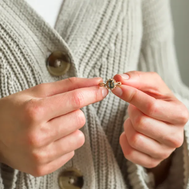 Unique vintage gold ring with green sapphire and diamonds BAROQUE Image