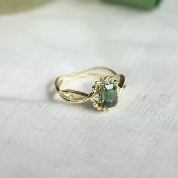 Unique vintage gold ring with green sapphire and diamonds BAROQUE Image