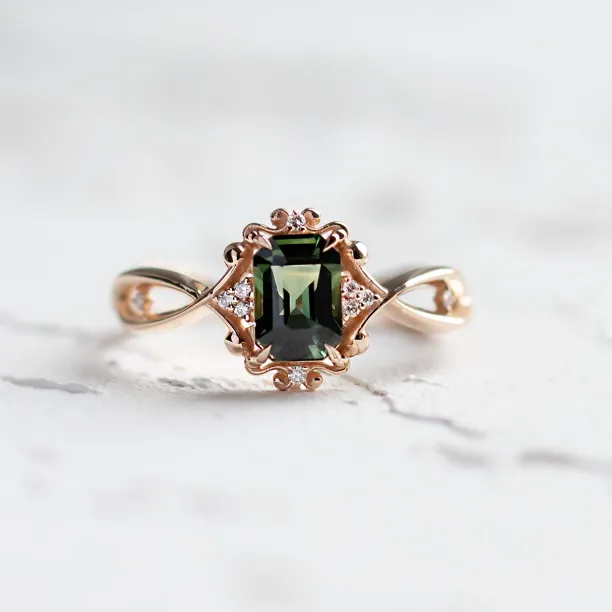 Unique vintage gold ring with green sapphire and diamonds BAROQUE Image