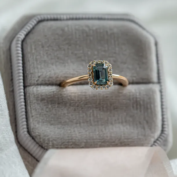 Halo gold ring with teal baguette sapphire and diamonds CELADON Image