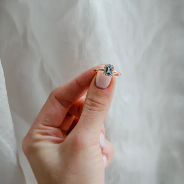 Halo gold ring with teal baguette sapphire and diamonds CELADON Image