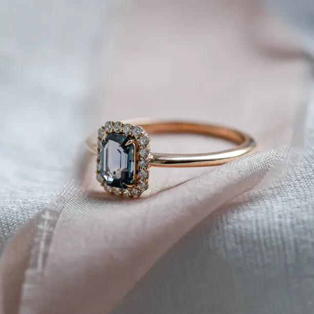 Halo gold ring with teal baguette sapphire and diamonds CELADON Image