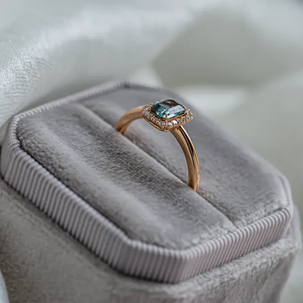Halo gold ring with teal baguette sapphire and diamonds CELADON Image
