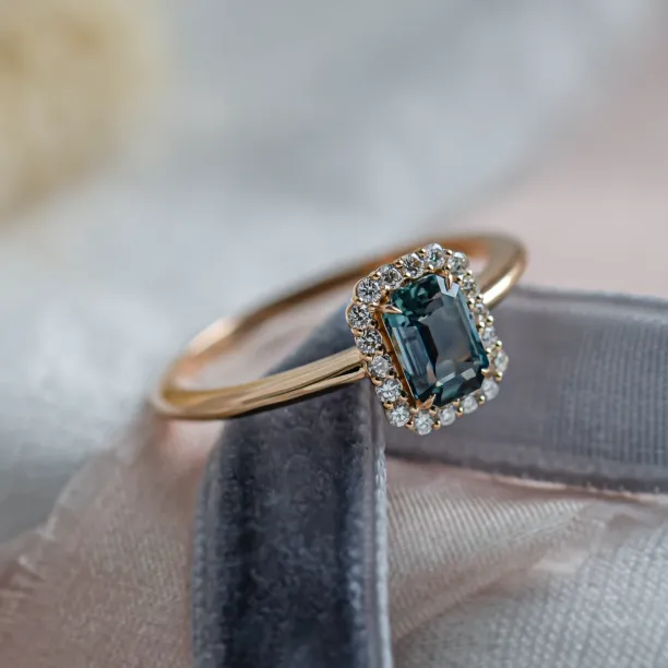 Halo gold ring with teal baguette sapphire and diamonds CELADON Image