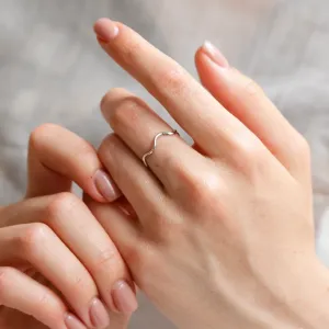 Dainty gold wavy ring GAIA