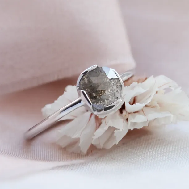 Minimalistický prsten se salt'n'pepper diamantem CUSCINOS Image