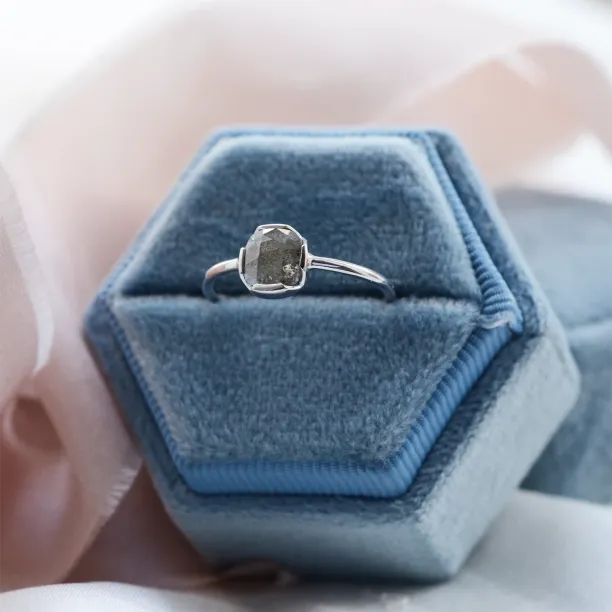 Minimalistický prsten se salt'n'pepper diamantem CUSCINOS Image