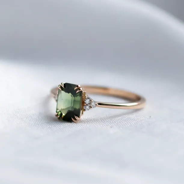 Gold ring with emerald sapphire and diamonds REZI Image