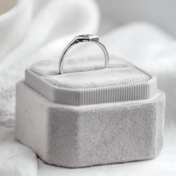 Gold ring with horizontal kite salt and pepper diamond SHAFT Image