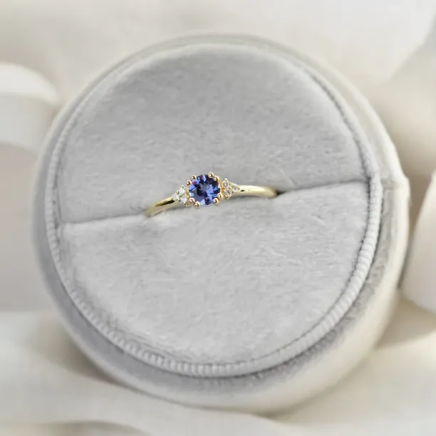 Gold ring with tanzanite and natural diamonds MONNYS Image