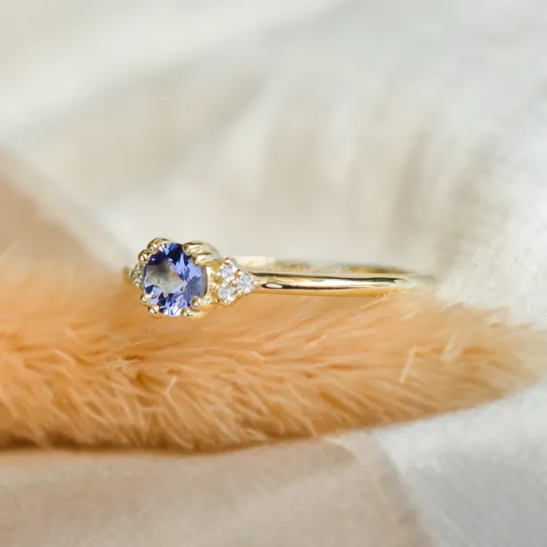Gold ring with tanzanite and natural diamonds MONNYS Image