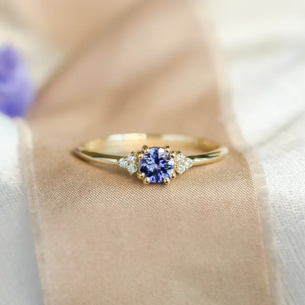 Gold ring with tanzanite and natural diamonds MONNYS Image