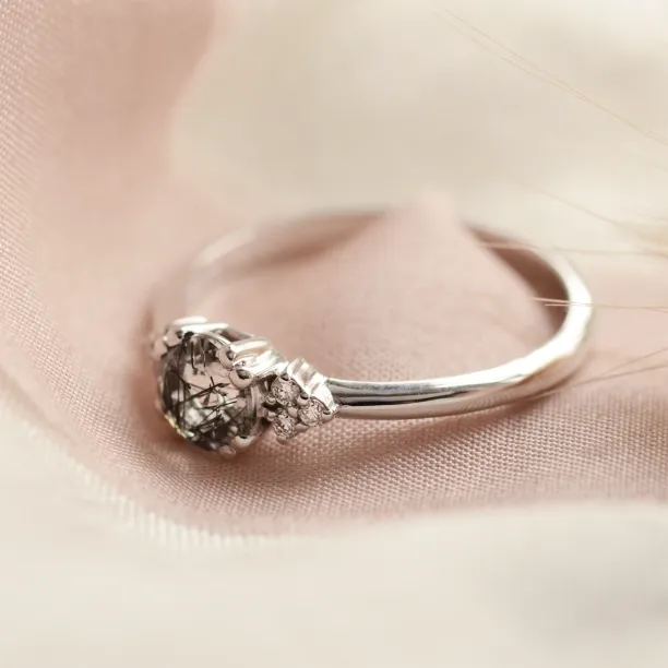Gold ring with quartz and diamonds MONNY Image