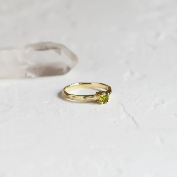 Gold ring in tree bark shape with peridot OLIVE Image
