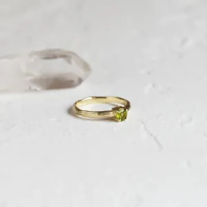 Gold ring in tree bark shape with peridot OLIVE Thumbnail