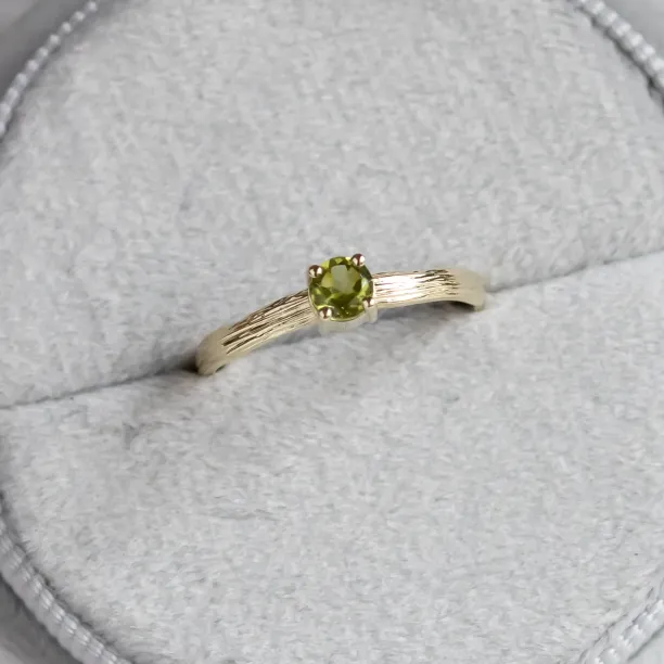 Gold ring in tree bark shape with peridot OLIVE Image