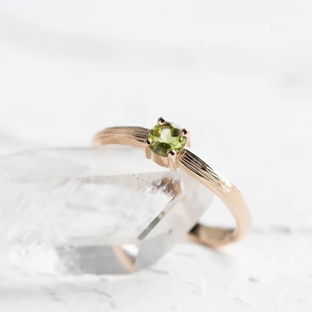 Gold ring in tree bark shape with peridot OLIVE Image