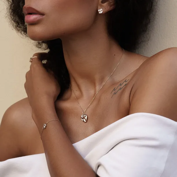 Unique gold heartshaped earrings CHÉRIE Image