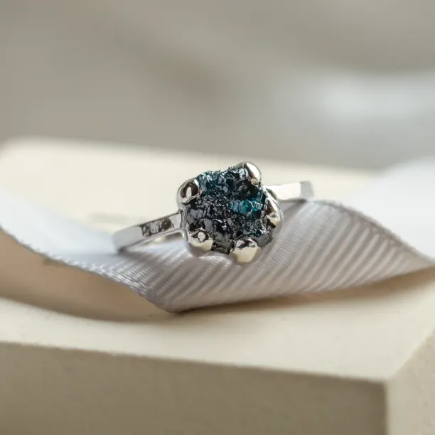 Gold ring with raw diamond VITA Image