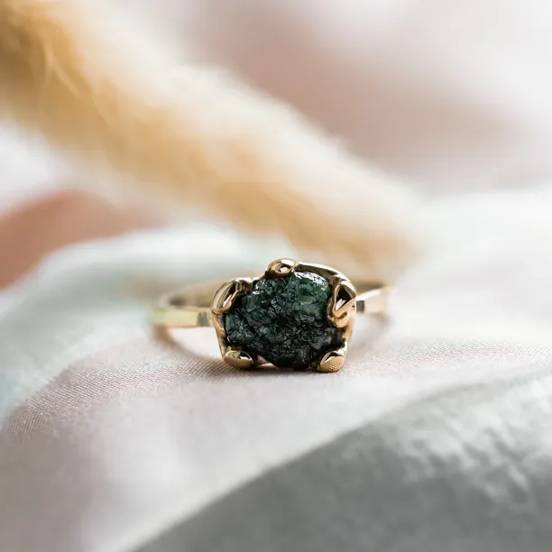 Gold ring with raw diamond VITA Image